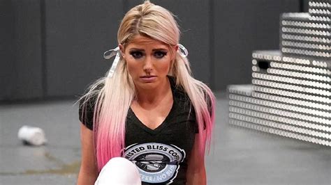 Alexa Bliss Reacts To Fans Going Crazy Over Her Butt Photo